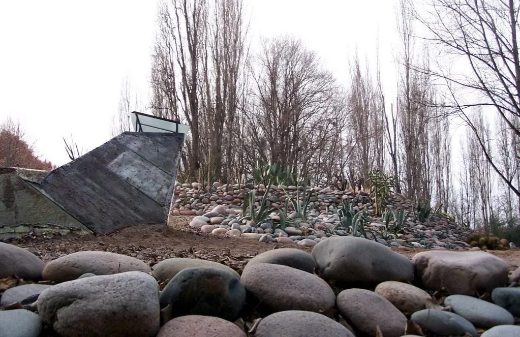 En la construcción se ha utilizado piedra rodada y partida, extraída del lecho del río Mendoza.