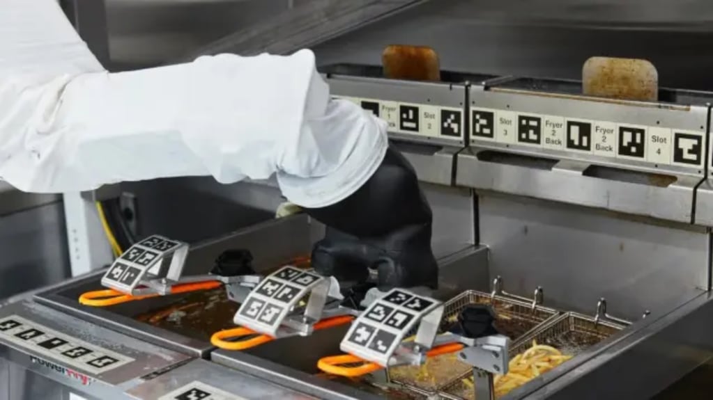 “Flippy es un robot de cocina comercial innovador e inteligente que trabaja junto con los humanos para mejorar la calidad y la consistencia, mientras crea ahorros de costos sustanciales y mensurables para los restaurantes”, expresa la compañía que dio vida al robot. Foto: Gentileza Miso Robotics.