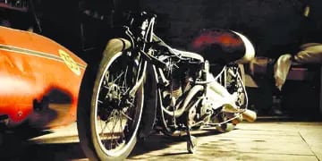 Nacido en Nueva Zelanda, a los 68 años impuso una marca de velocidad con una moto Indian que compró en 1920. 