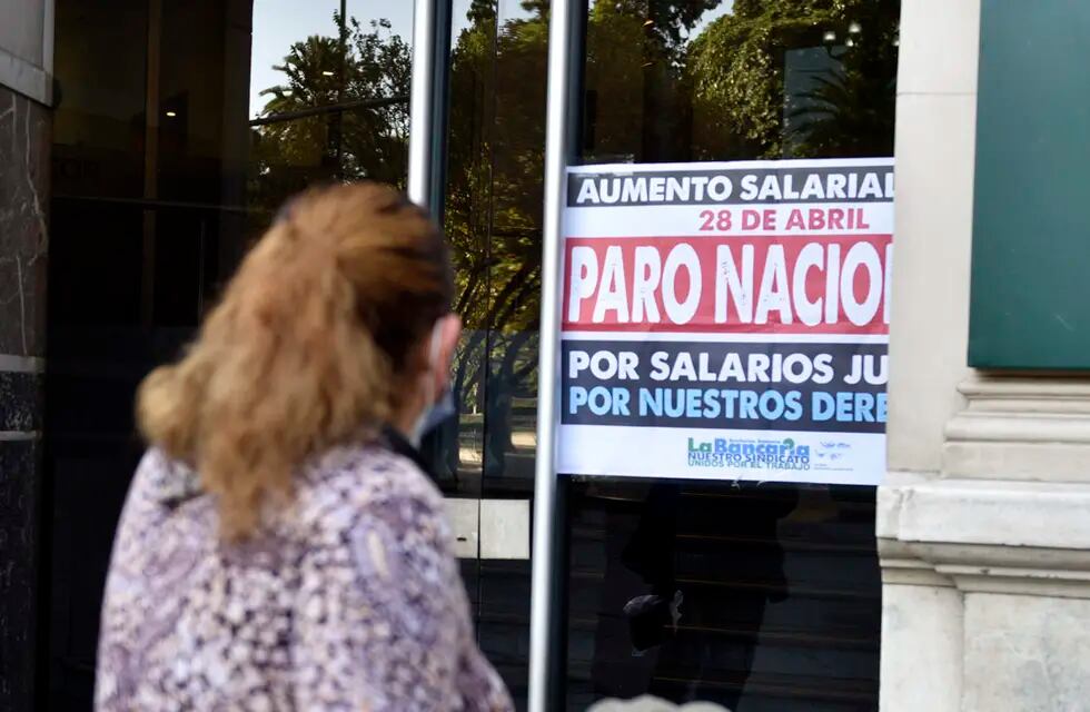 La semana pasada La Bancaria hizo un paro en las entidades públicas y privadas del país en reclamos de un mejor acuerdo salarial. Foto: Ramiro Pereyra