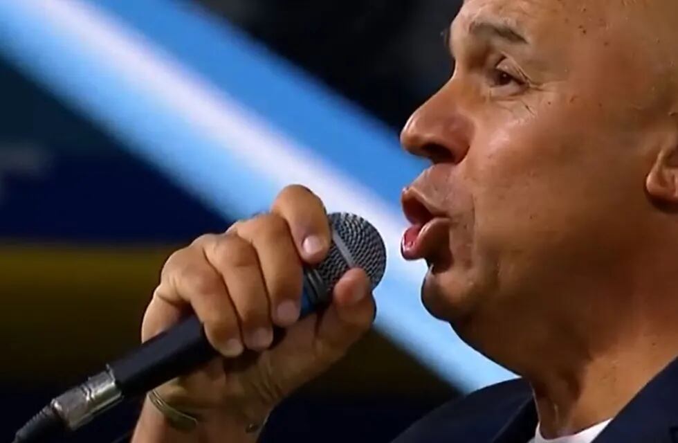 Fabio Santana es excombatiente de Malvinas cantó el Himno Nacional en el partido de Argentina frente a Venezuela. / Foto: captura de video