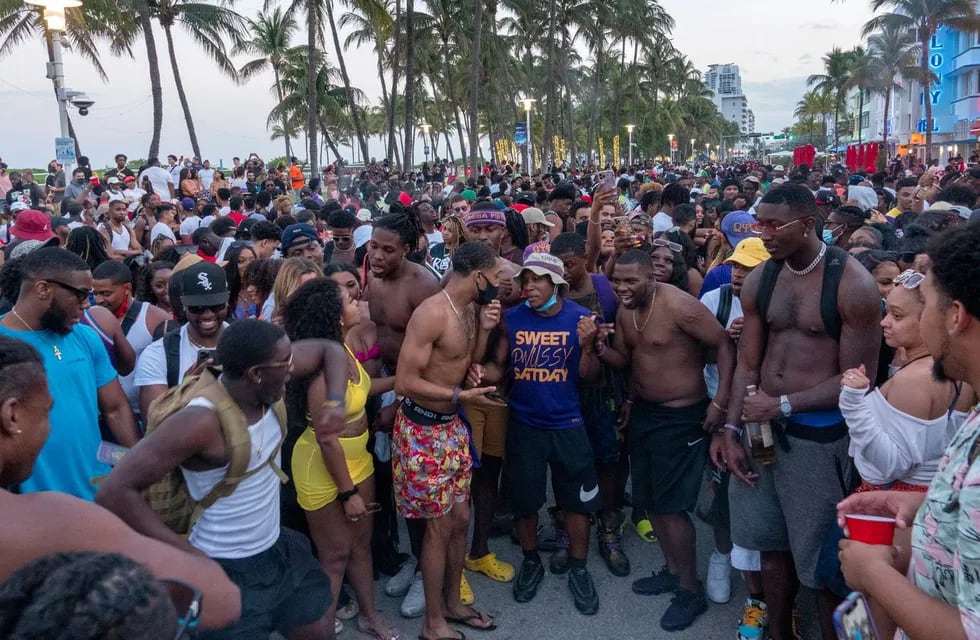 Toque de queda y estado de emergencia en Miami Beach ante la llegada de una multitud incontrolable de turistas.