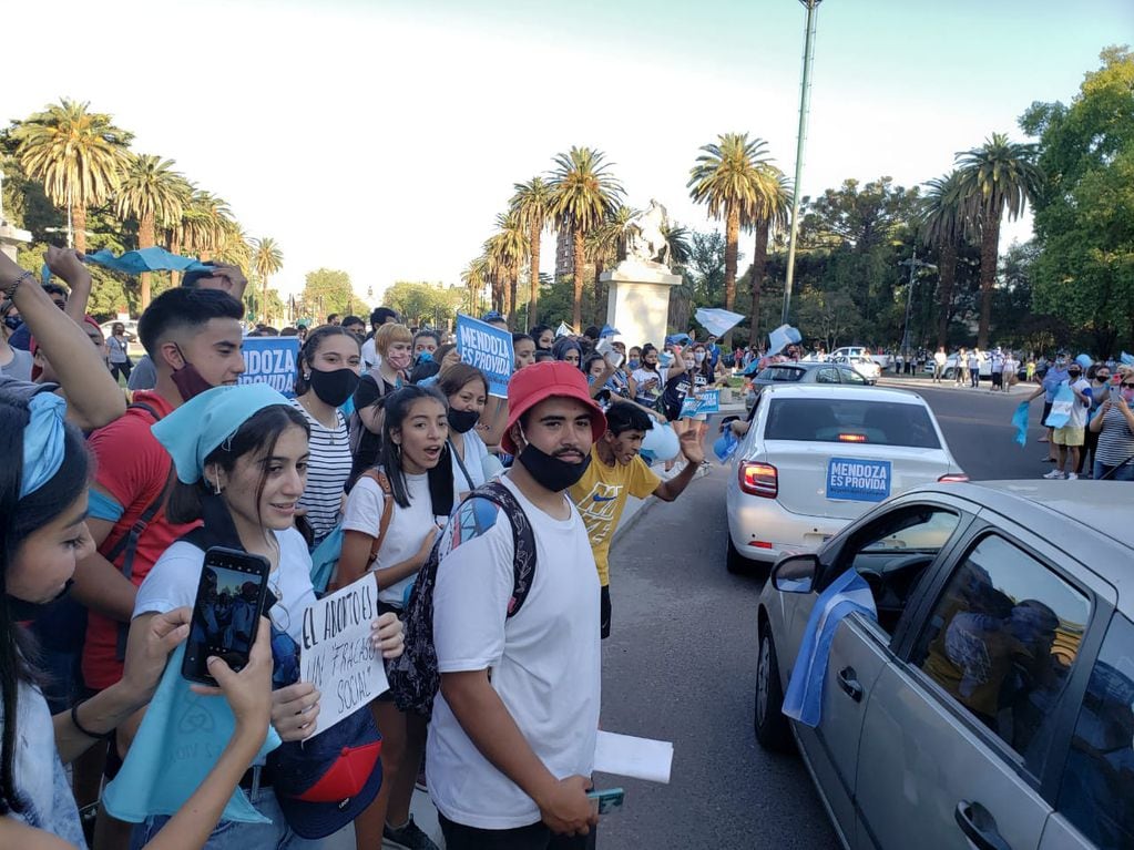 Agrupaciones provida de Mendoza salieron a la calle para marchar contra el nuevo proyecto de aborto legal. 