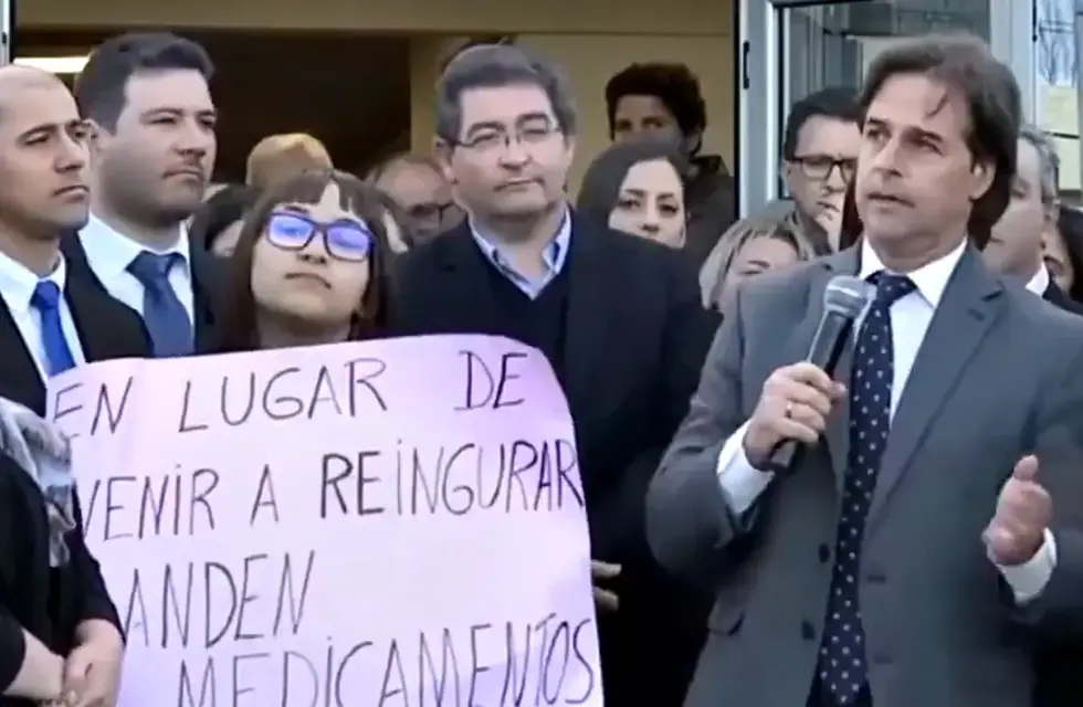 El presidente de Uruguay fue interrumpido durante un acto e invitó a la manifestante a acercarse a él.