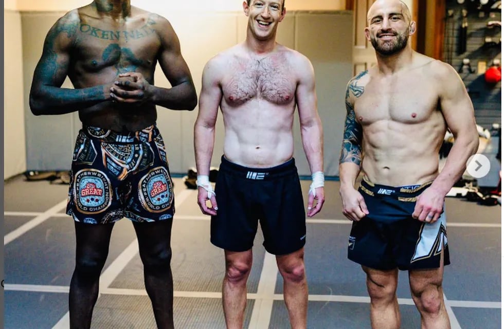 Entrenando con las estrellas de las MMA. Mark posando con el campeón de peso pluma de UFC, Alex Volkanovski, y el dos veces campeón de peso mediano de UFC, Israel Adesanya