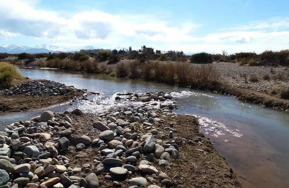 Detectan desvíos en un río, que afectan a Llancanelo