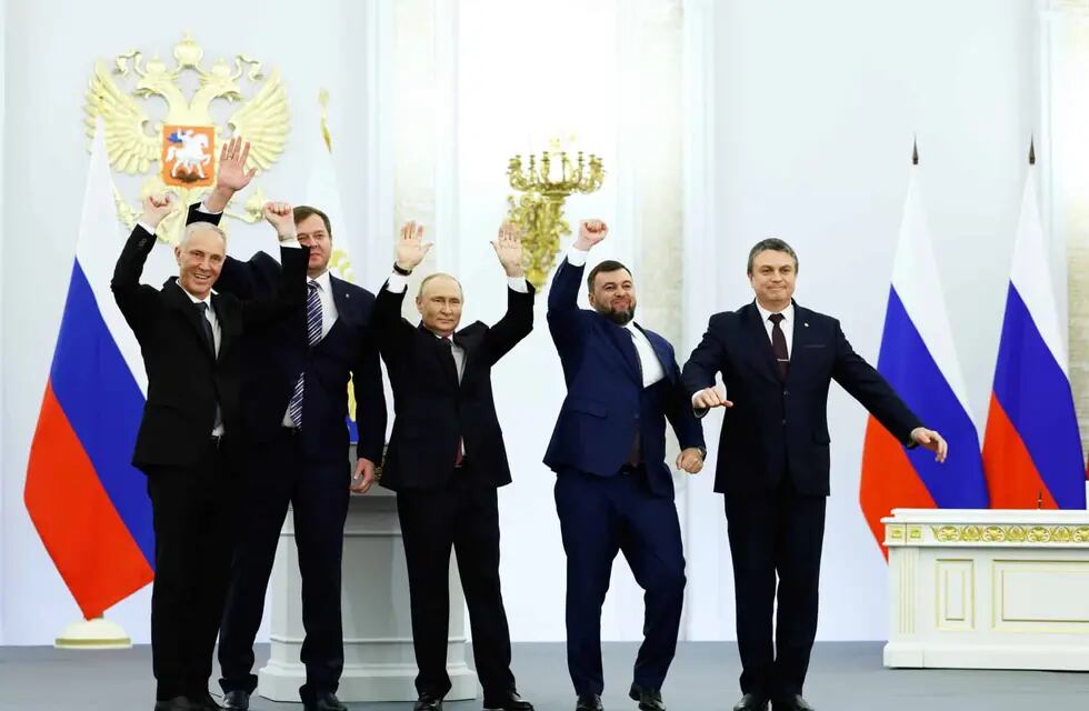 El presidente de Rusia, Vladimir Putin, junto a los 4 líderes políticos de las regiones anexadas, durante la ceremonia del día 29 de septiembre de 2022 en la que se aceptaron los resultados de los referendos.