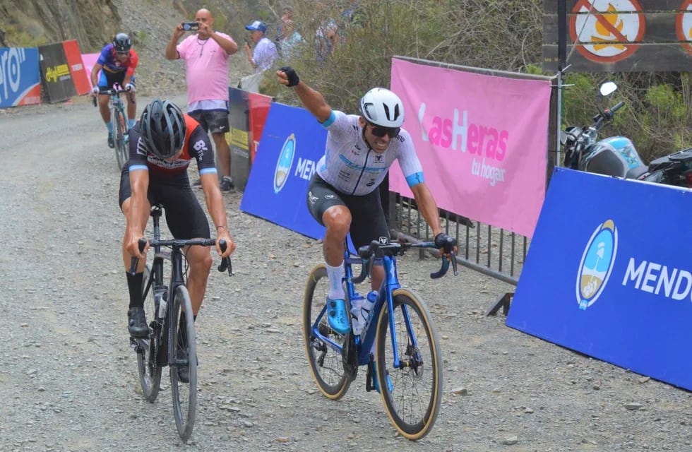 Imagen te la trabajada y ajustada victoria de Laureano Rosas sobre Agustín Durán, durante la quinta etapa de la Vuelta de Mendoza.
