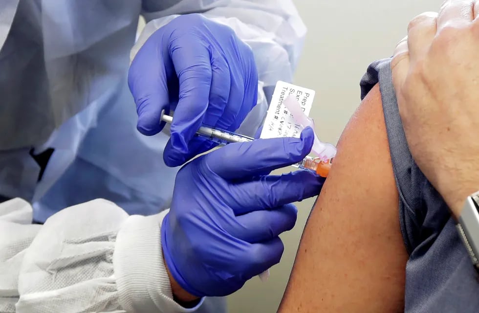 En la Argentina se probará una vacuna contra el coronavirus desarrollada por la Universidad de Oxford. AP