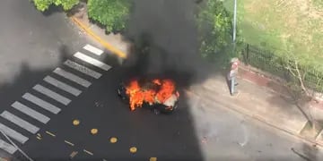 Impactante video: un taxi se prendió fuego y explotó en Capital Federal