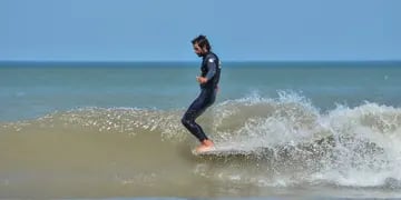 Cuatro generaciones de surfistas (de 15 a 73 años) se juntaron en Mar del Plata para una jornada glamorosa, única en el mundo. 