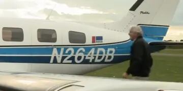 En las imágenes aparece el hombre que debía pilotear el Piper PA-46-310P Malibú mostrando la aeronave.
