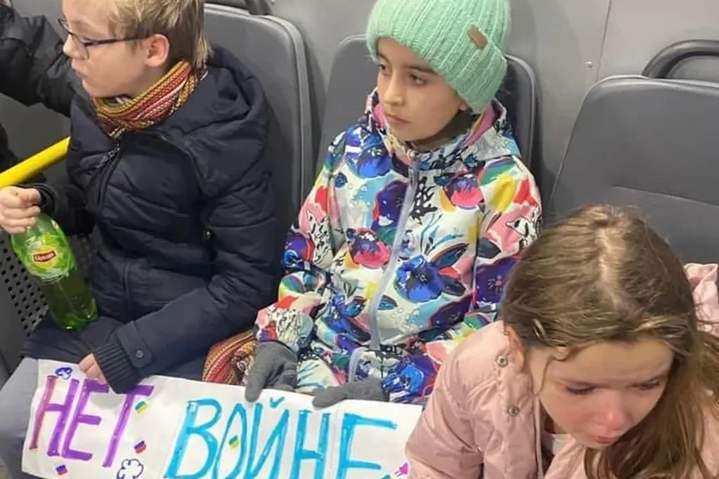 Los niños fueron trasladados en un furgón policial hasta la comisaría de Presnenskoye, en Moscú. / Foto: Gentileza