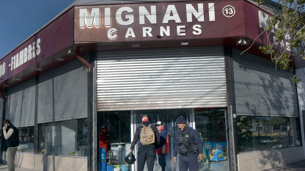 La carnicería Mignani en Independencia trabaja a puertas cerradas - Orlando Pelichotti / Los Andes