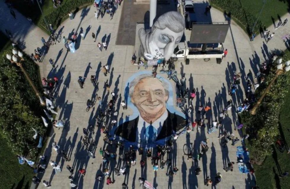 Vista desde el cielo, los simpatizantes realizaron un homenaje de "mil flores" en la Plaza de Mayo por el décimo aniversario de muerte del expresidente.