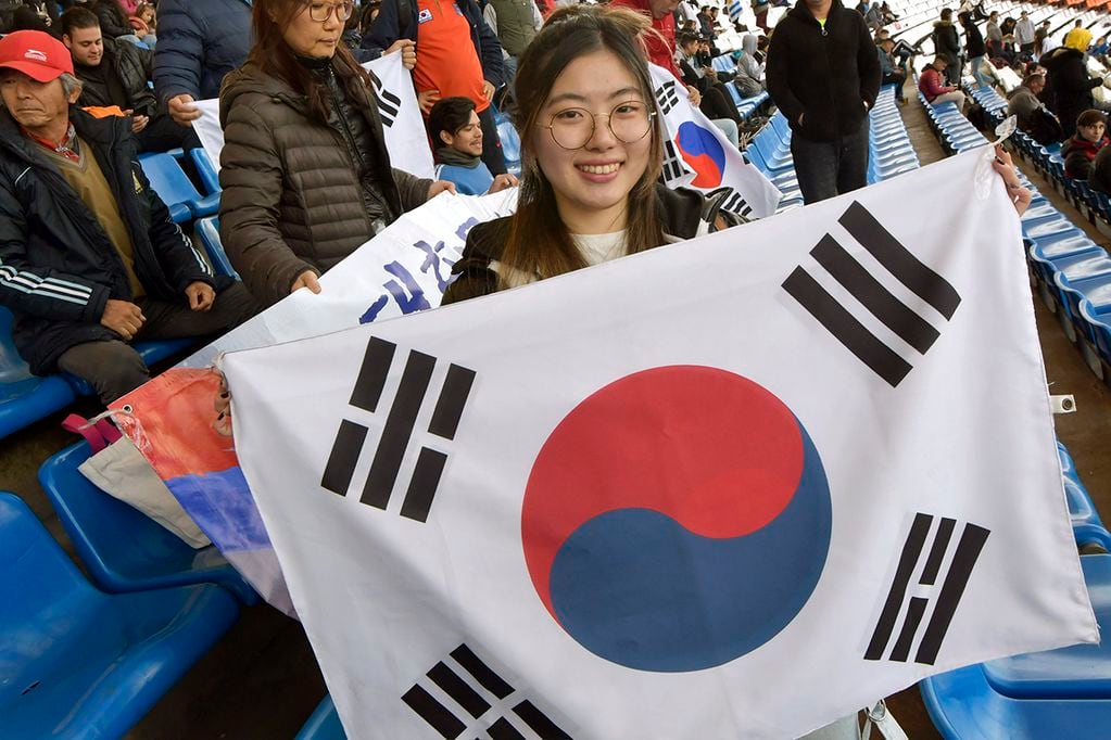 Orgullosa, la hincha surcoreana exhibe la bandera en el Malvinas. / Foto: Orlando Pelichotti