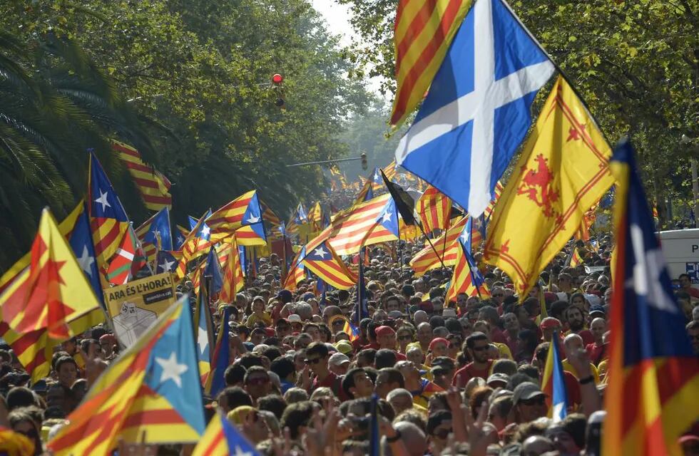 Una multitud amarilla y roja reclama la independencia de Cataluña