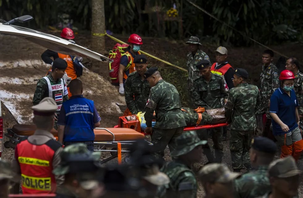 Complicado rescate de los chicos atrapados en una cueva de Tailandia 