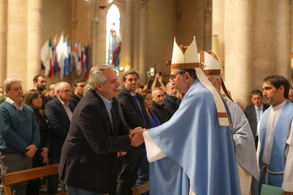 El presidente Alberto Fernández saluda a los obispos Gustavo Carrara y Jorge Eduardo Scheinig, en la Basílica de Luján. (Presidencia de la Nación)