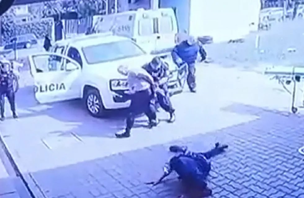 José C. Paz: un detenido esposado le arrebató el arma a un policía y lo baleó tres veces (Captura de video)