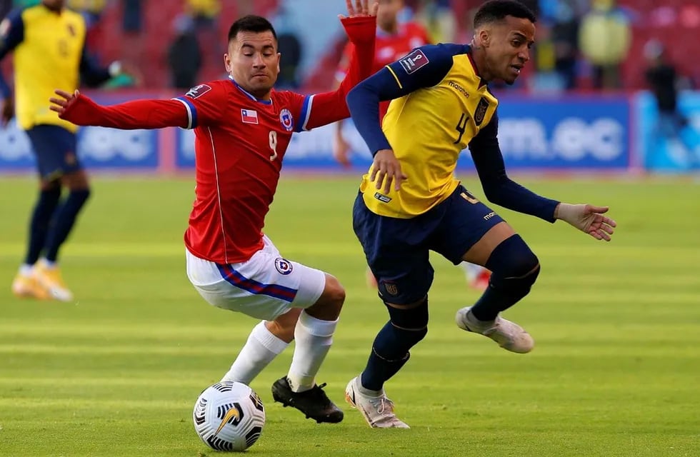 Byron Castillo en pleno partido ante Chile, que reclamó ante la FIFA y pidió ir al Mundial de Qatar 2022. / archivo