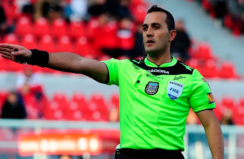El árbitro mendocino Fernando Espinoza no cobró un penal para Atlético y medio Tucumán estalló. / archivo