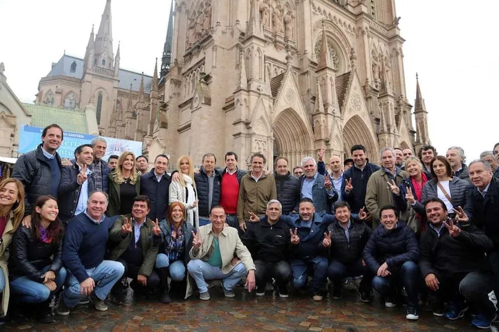 Los dirigentes kirchneristas posaron con la Basílica de Luján de fondo en el acto organizado por Hugo Moyano, en 2020. Foto: Web