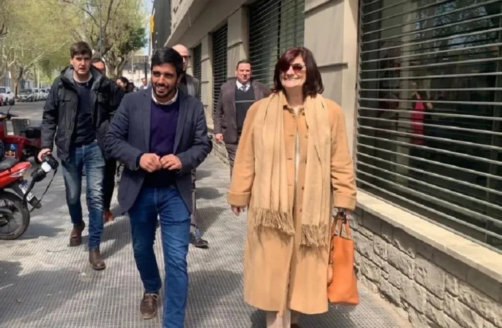 La Ministro de Trabajo de la Nación, Kelly Olmos, llega a las dependencias de la Agencia Territorial Mendoza, en calle Belgrano, acompañada por su titular, Gonzalo Navarro.