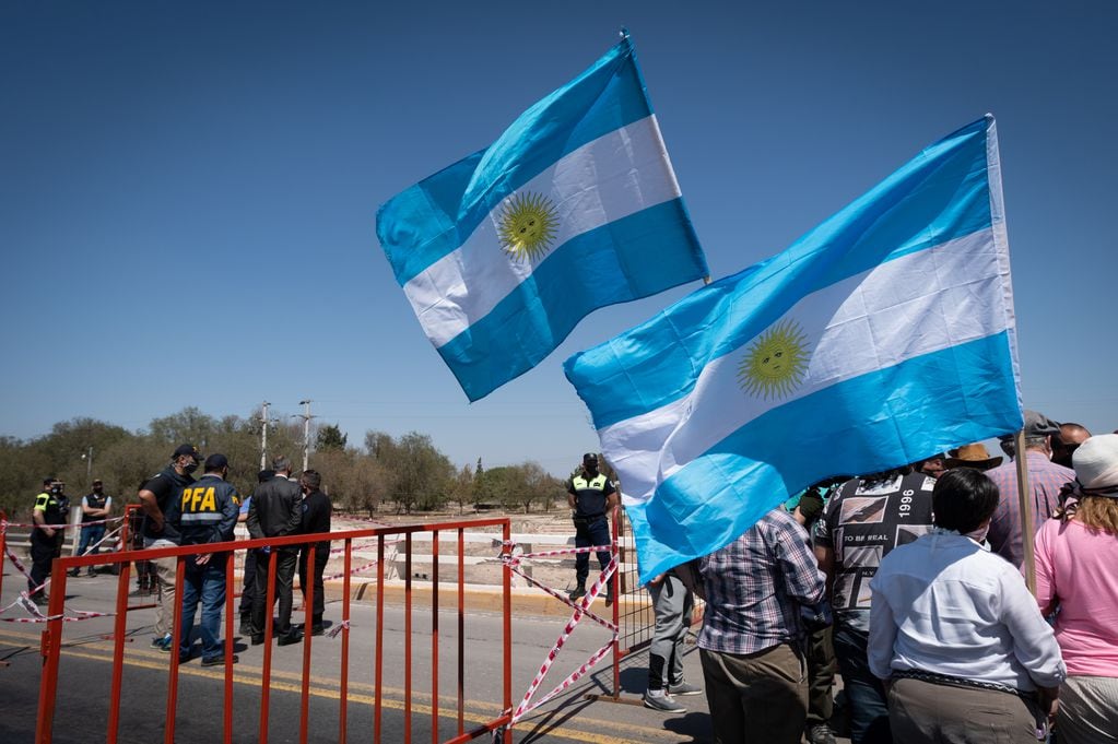 A una hora de iniciada la protesta, llegó personal de la Policía Federal Argentina. Con la orden de un juez solicitaron a los productores que liberen al menos una calzada.