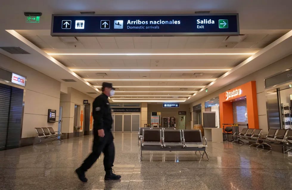 El aeropuerto Internacional El Plumerillo se encuentra cerrado . Foto: Ignacio Blanco / Los Andes