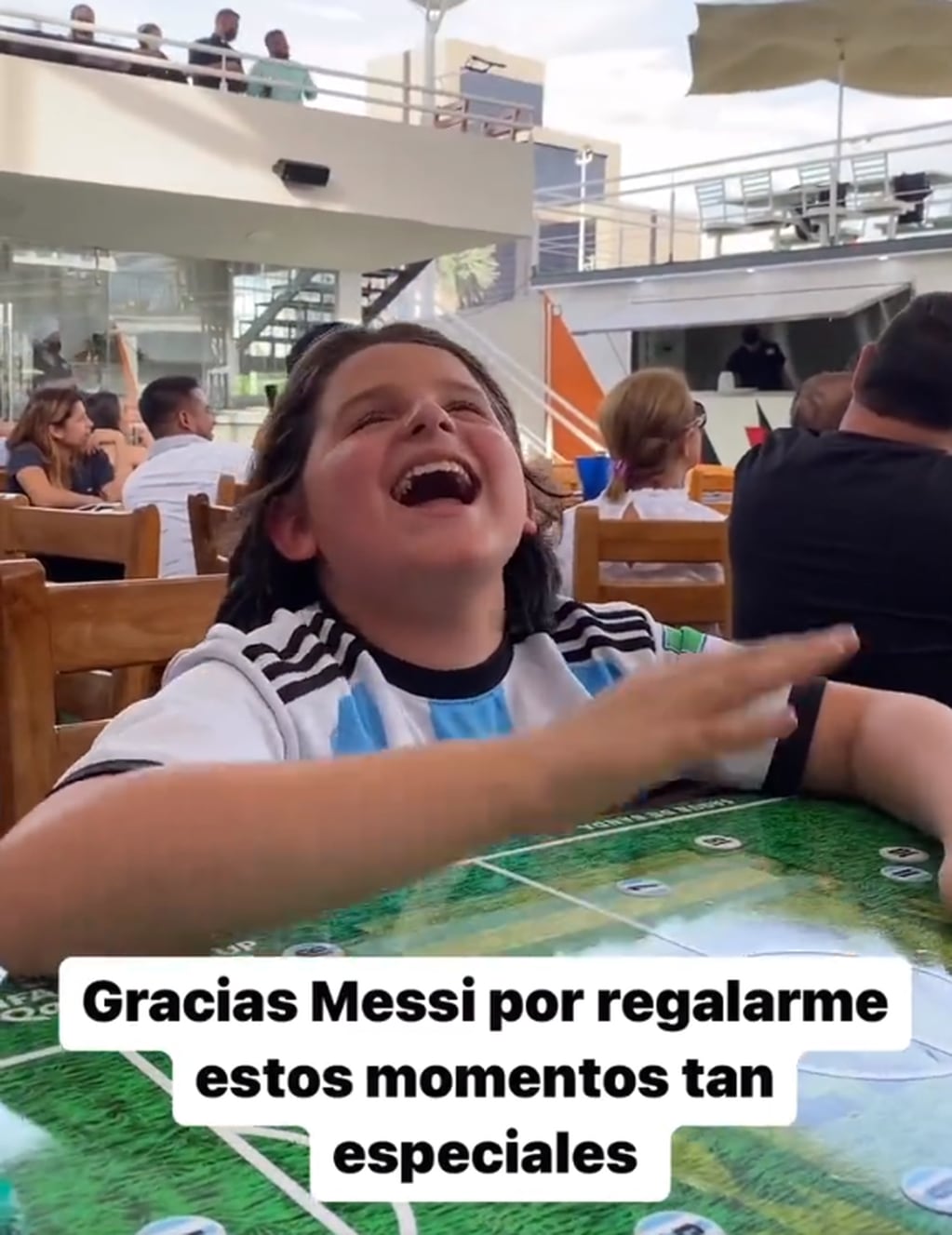 Un niño ciego “vio” el gol de Messi y el mundo habla del video: cómo miran fútbol las personas ciegas. Foto: Captura Video.