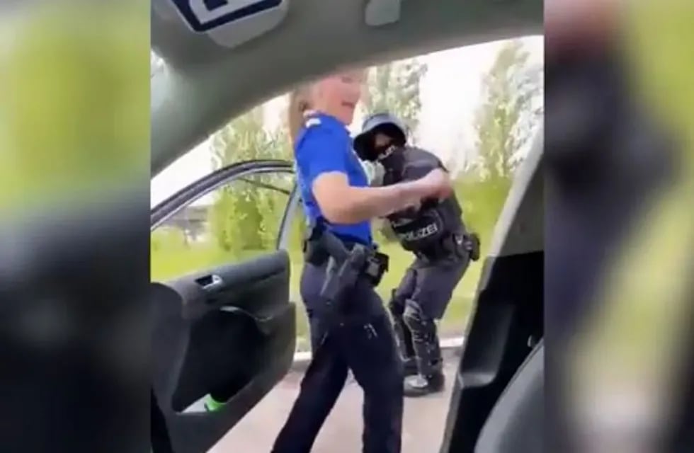 En el video se ve a agentes de la Policía bailando.
