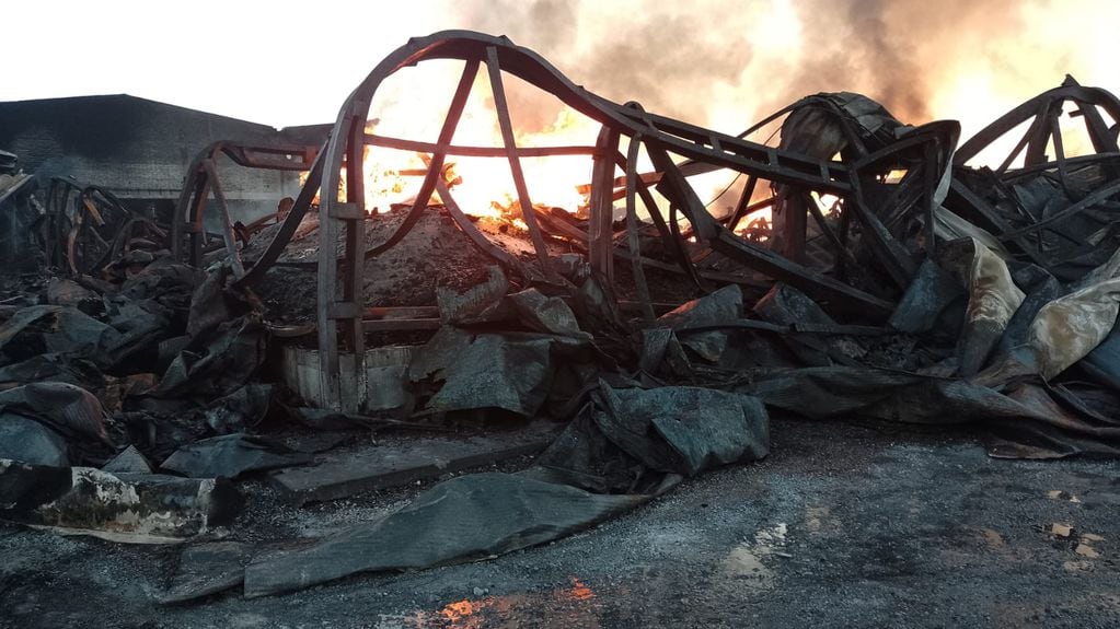 El fuego redujo a cenizas la fábrica Plastiandino en San Rafael.