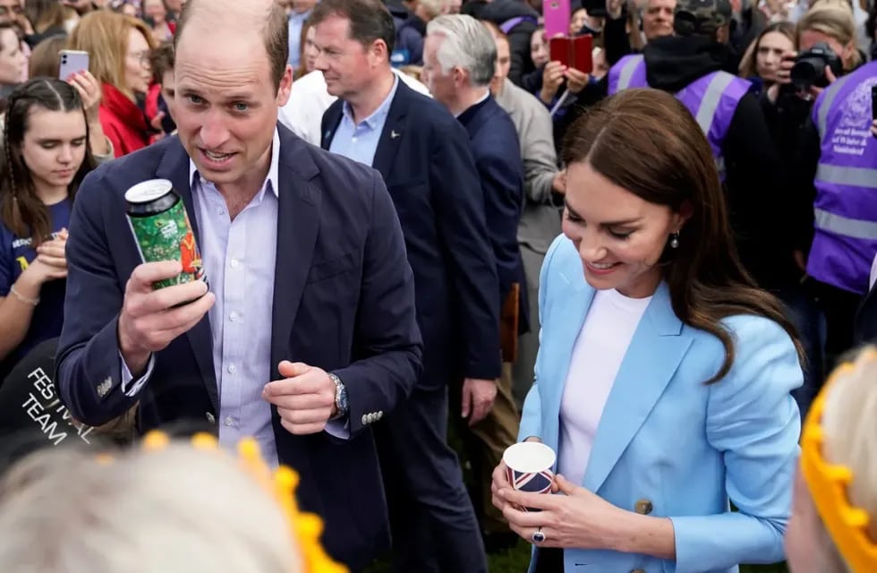El príncipe William sostiene una lata de Organic Coronation Ale, con la princesa Kate, durante un paseo en Long Walk, cerca del castillo de Windsor. Gentileza: TN.
