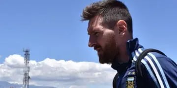 Con un Messi distendido, el plantel albiceleste voló esta mañana desde Guayaquil hacia la ciudad en donde se jugará. 