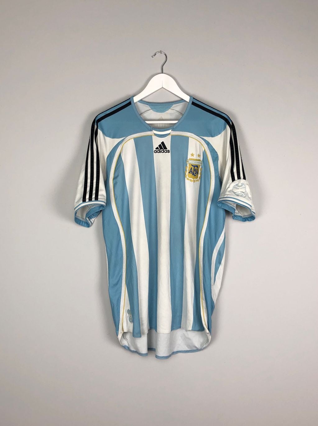 Curiosidades de la camiseta Argentina: así fue en cada Mundial y cuándo se incluyeron las estrellas. Foto: Twitter @StrangeT