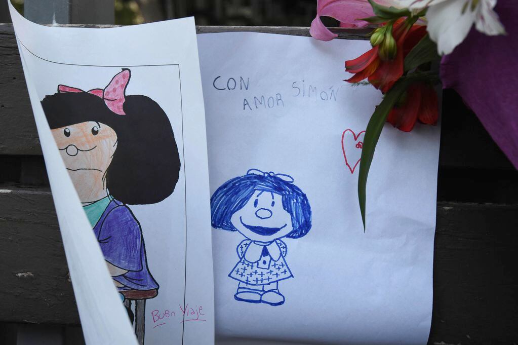 Las esculturas de Mafalda, Susanita y Manolito, en calle Arístides Villanueva siguen recibiendo flores, cartas y tarjetas dedicadas con cariño a quien fuera su creador, Joaquín Salvador Lavado Tejón, más conocido como Quino.