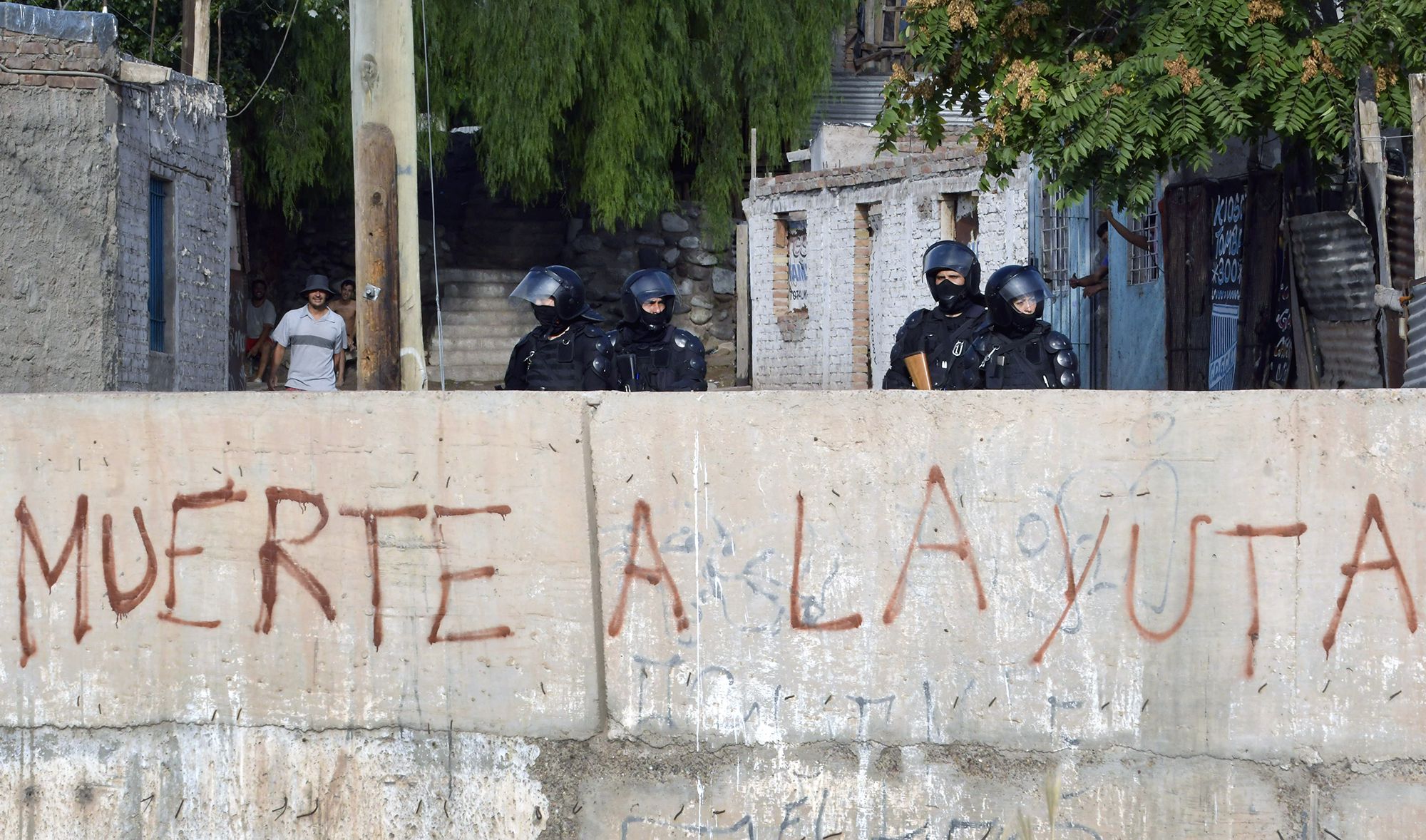 Megaoperativo en el Campo Papa con 800 policías: detuvieron a 30 personas buscadas. | Foto: Orlando Pelichotti / Los Andes