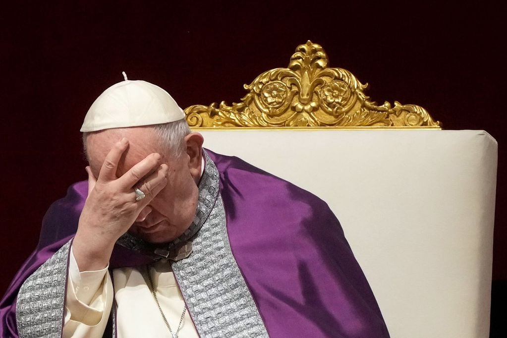 El papa Francisco hace un gesto mientras preside una oración especial en la Basílica de San Pedro en el Vaticano, el viernes 25 de marzo de 2022.