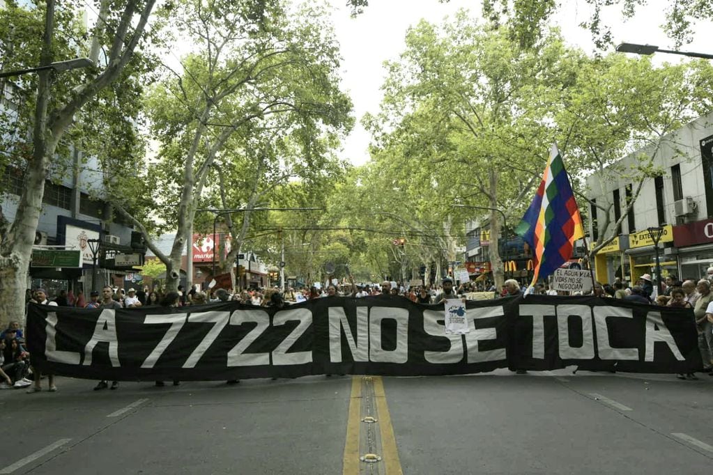 Protestas en el Carrusel 2024: Conicet, SUTE, pueblos originarios contra la minería (Orlando Pelichotti / Los Andes)