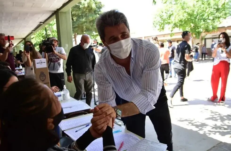 El gobernador sanjuanino votando en el 2021.