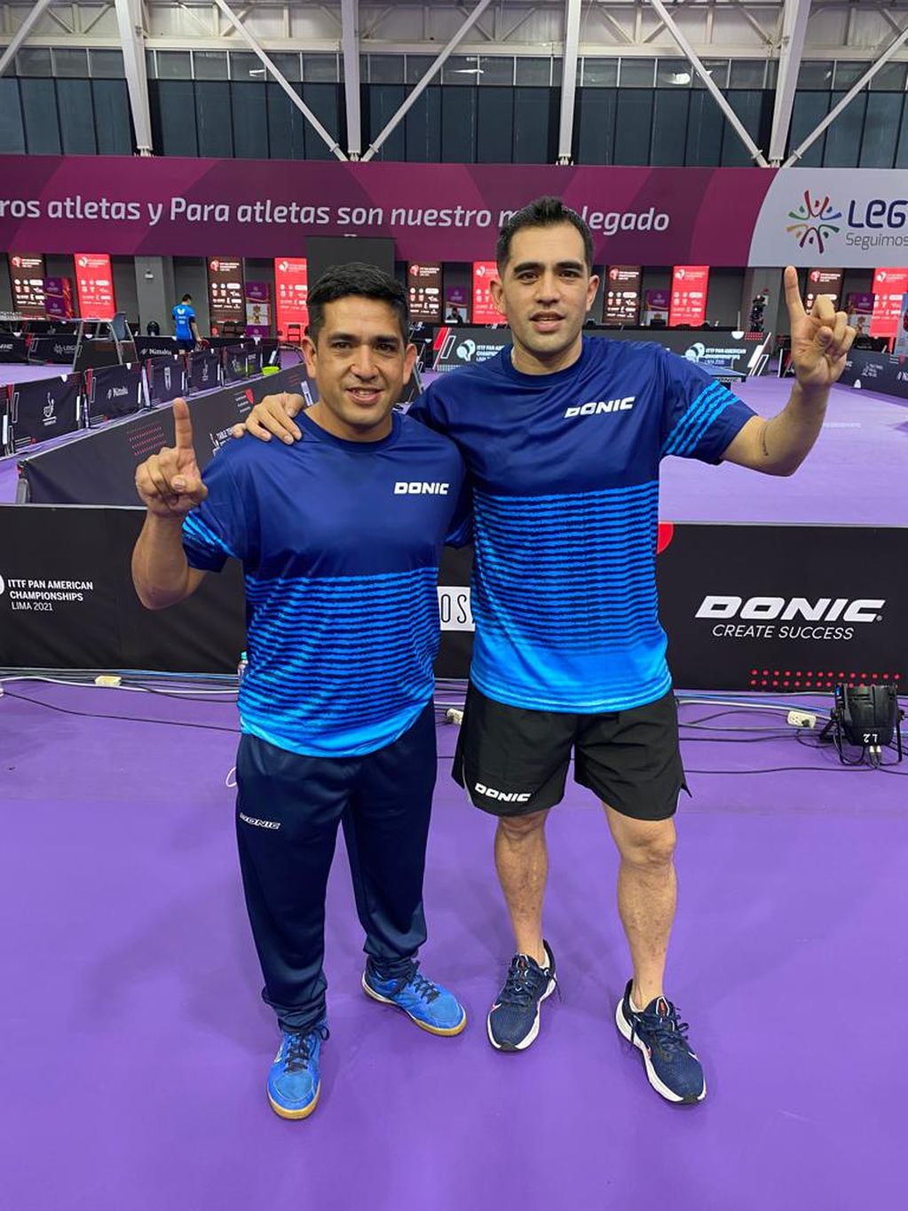 Gastón Alto con su hermano Matías, entrenador de la selección argentina de tenis de mesa de damas, quien también está en La Habana, Cuba. 