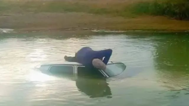 Lavaba su auto en el río, no puso el freno de mano y el vehículo se precipitó al agua