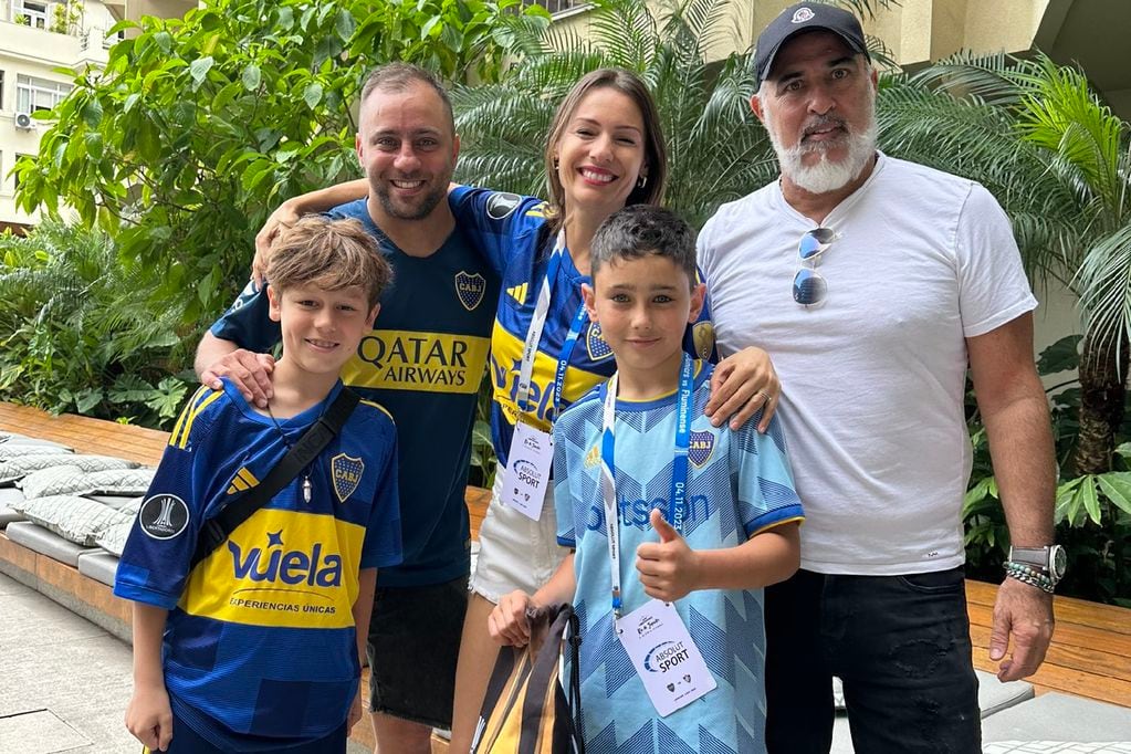Pampita y su hijo viajaron a Brasil a ver la final de la Copa Libertadores. (X @pampitaoficial).