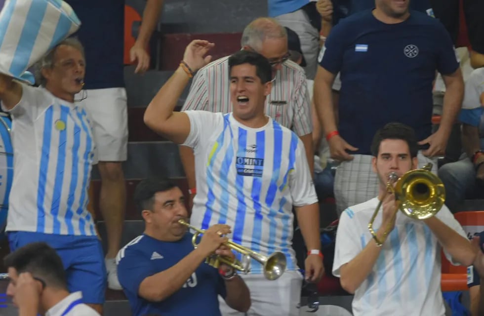 La hinchada argentina le cantó a Chile en San Juan: "El que no salta no va al Mundial" 