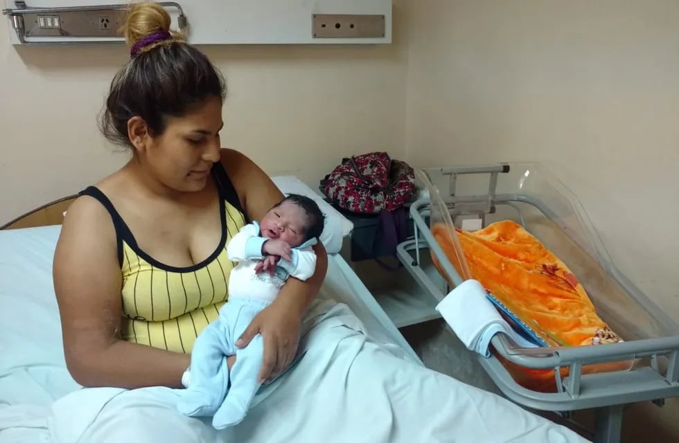 María Soledad y Thiago Benjamín Calla, el primer bebé de Mendoza. José Gutiérrez / Los Andes
