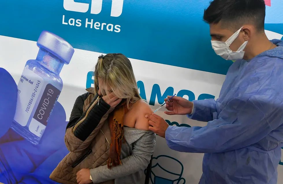 Vacunación a mayores del 18 años. En el estadio Polimeni de Las Heras vacunaron contra el Coronavirus, o Covid-19. Foto : Orlando Pelichotti / Los Andes