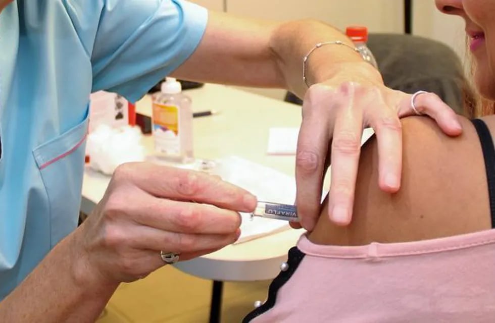 Las vacunas contra la gripe se aplicarán en  mayores de 65 años en los centros de salud u hospiales más cercanos a su domicilio.
