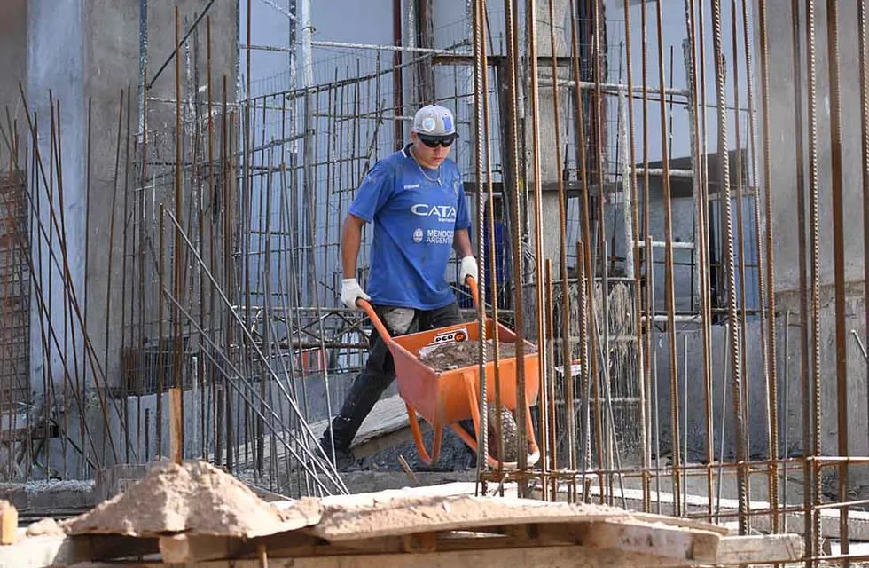 La construcción tuvo un crecimiento del 15% en 2021, se despacharon 621.327 toneladas de cemento en Mendoza,  82.501 toneladas más que en 2020. Foto: José Gutierrez / Los Andes