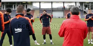 El capitán del seleccionado argentino fue recibido con aplausos por sus compañeros, según difundió el club catalán en un video.